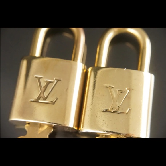 *FIRM* Authentic Louis Vuitton Lock and Key Set - Picture 5 of 13